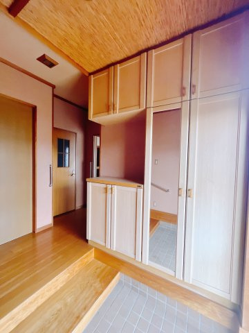 【中古戸建】前橋市川曲町の玄関|お出掛け前に鏡で最終チェック♪玄関で軽いお手直しが出来ます。