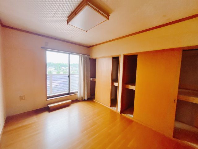 【中古戸建】前橋市川曲町の洋室|「今日も一日お疲れ様」とご夫婦でゆったりくつろげる寝室。毎日の家事やお仕事に疲れた日はフカフカのベットで癒されてください。テレビや本棚をおいても快適な広さなのが自慢のお部屋です♪