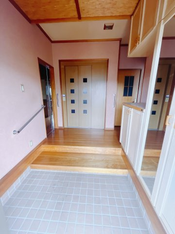 【中古戸建】前橋市川曲町の玄関|毎日の「いってらっしゃい」や「お帰りなさい」を大切なご家族と過ごす玄関は〈使いやすさ〉を追求しております。玄関横の物入は急な来客時でもさっとお片付けできるスペースを確保しています。