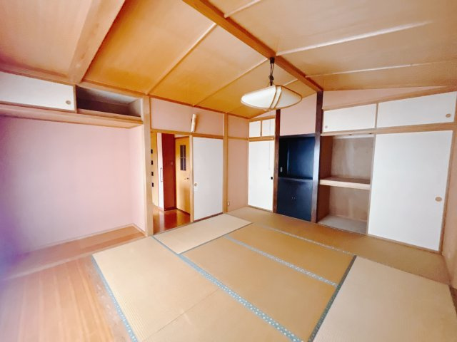 【中古戸建】前橋市川曲町の和室|扉付きの和室なのでプライベートな空間にもなります。ご両親がお泊りになっても、ぬくもりを感じられる和室でゆっくりとお寛ぎいただけます♪