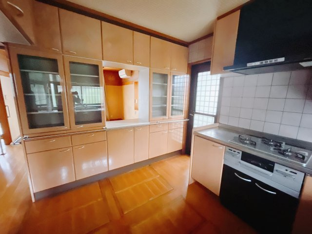 【中古戸建】前橋市川曲町のキッチン|お料理ができたら「これ運んで～♪」と手渡しが出来ます。対面キッチンなのでリビングと一体感があり、広々とした空間の中で楽しく食事やお菓子作りが出来ますね♪
