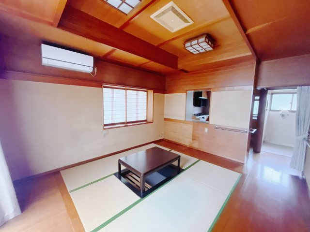 【中古戸建】前橋市川曲町の居間・リビング|これから長く住むお家のリビングには毎日気持ちのいい日差しが差し込みます。ポカポカ日向ぼっこをしながらお昼寝をするのもいいですね♪明るいリビングに気分も晴れやかに♪