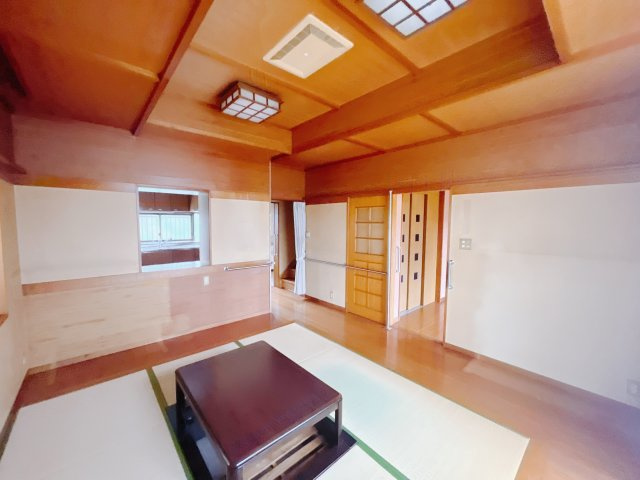 【中古戸建】前橋市川曲町の居間・リビング|これから長く住むお家のリビングには毎日気持ちのいい日差しが差し込みます。ポカポカ日向ぼっこをしながらお昼寝をするのもいいですね♪明るいリビングに気分も晴れやかに♪