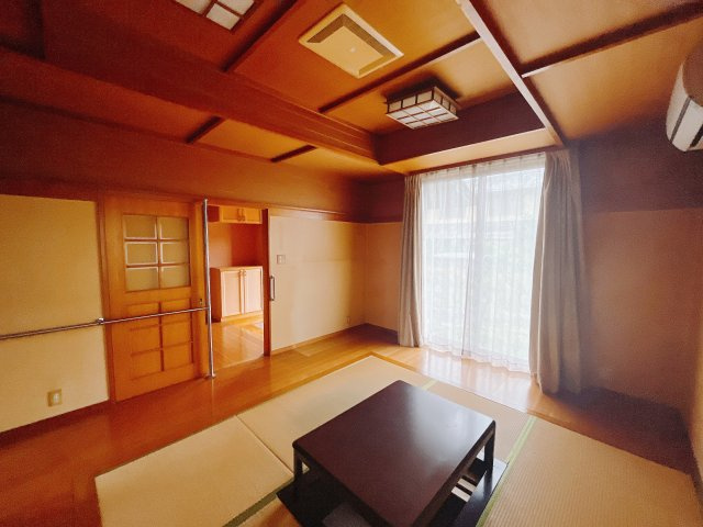 【中古戸建】前橋市川曲町の居間・リビング|和室を書斎にしたり、冬にはコタツを敷いて家族みんなで年越しをするのもいいですね。家族みんなのお気に入りの空間になります♪