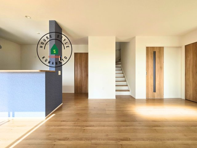 熊本市南区城南町碇第3-2棟（2号棟）　の内観：施工例|ご家族を近くに感じられる対面キッチンのLDK。会話もはずみそうですね。