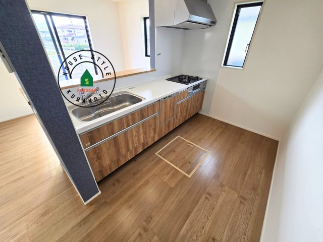 熊本市南区城南町碇第3-2棟（2号棟）　の内観：施工例|ダイニングテーブルへの配膳がラクラク、お料理はかどるカウンター付きシステムキッチン！