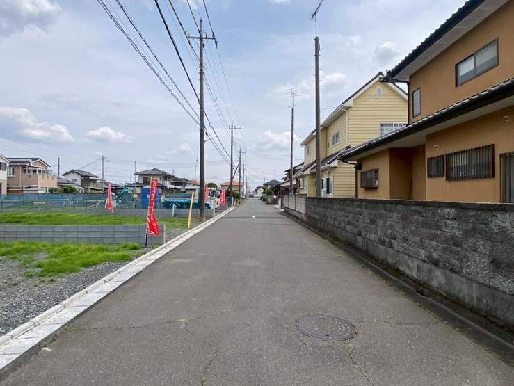 足利市常見町　新築戸建2-2の前面道路含む現地写真
