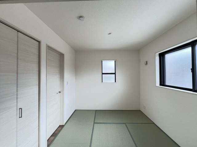 桜井市粟殿　第13期　の和室|廊下からもリビングからも行き来可能な和室。