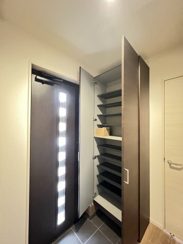 桜井市粟殿　第13期　の玄関|シューズボックスついています。