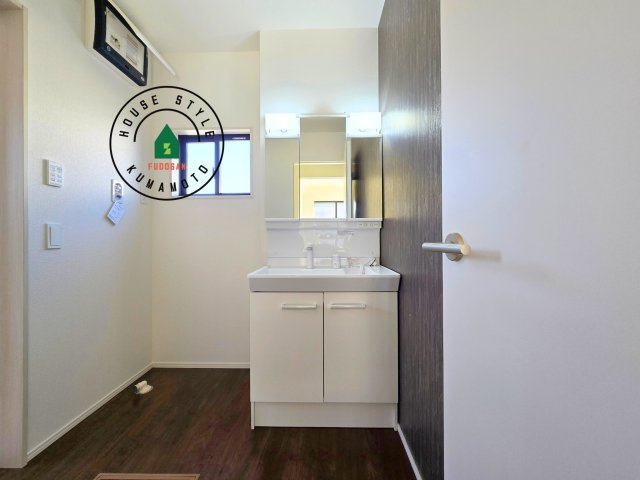 熊本市南区御幸西3丁目第1-１棟（3号棟）　の内観：施工例|毎日使うものだから清潔な空間を保ちたい水回り。洗面にはそんな願いを解消させてくれる収納アイデアが満載です。三面鏡の裏側にはキャビネットが現れ小物から背の高い物まで収納できます。