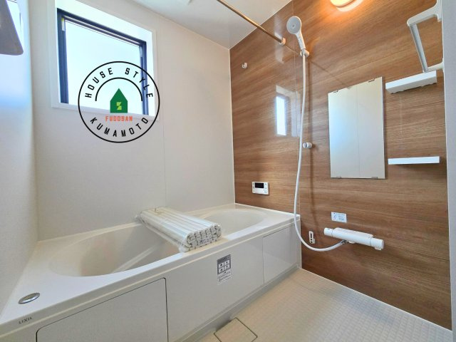 熊本市南区御幸西3丁目第1-１棟（3号棟）　の内観：施工例|ウ窓もあるので換気も安心ですね。同社仕様。1日の疲れを癒してくれる広々バスルーム。雨の日のお洗濯にも大活躍な浴室乾燥機付です！