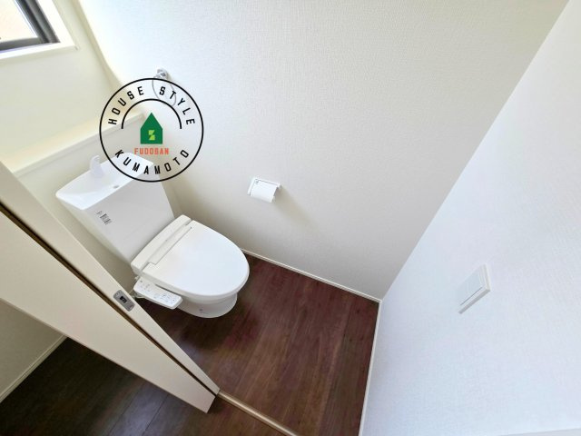 熊本市南区御幸西3丁目第1-１棟（3号棟）　の内観：施工例|温水洗浄便座を完備しております。2ヶ所にトイレがあるのは朝の慌ただしい時間も安心です。