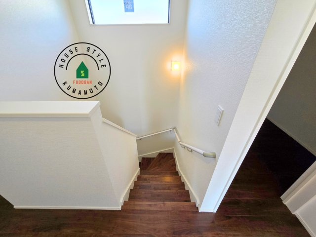 熊本市南区御幸西3丁目第1-１棟（3号棟）　の内観：施工例|階段からも明るい光が入ります。採光や通風も階段の重要な役割です。