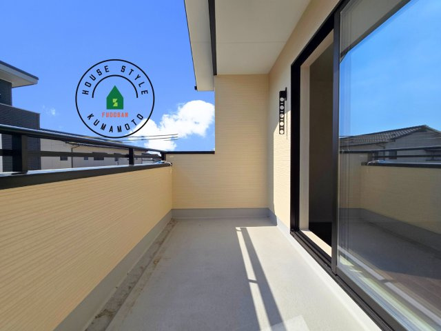 熊本市南区御幸西3丁目第1-１棟（3号棟）　の外観：施工例|風をしっかりと感じられるバルコニーでは、毎日が洗濯日和です。広々としているので洗濯も楽しくなるでしょうし、気分転換にバルコニーからの眺めを楽しむのもいいでしょう。