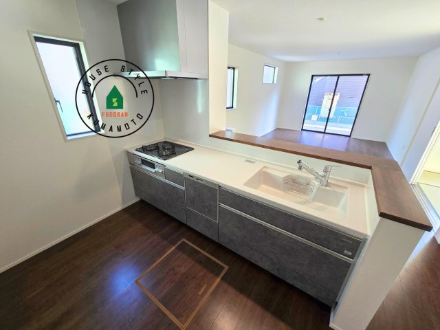 熊本市南区御幸西3丁目第1-１棟（3号棟）　の内観：施工例|ダイニングテーブルへの配膳がラクラク、お料理はかどるカウンター付きシステムキッチン！