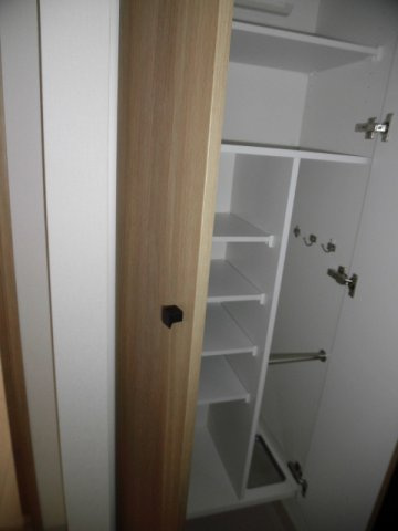 大阪市中央区上本町西１丁目の賃貸マンションの収納