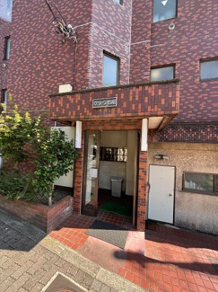 【エントランス】 | 重厚感溢れるエントランスは、マンションの優雅さを示す特徴でもあります。