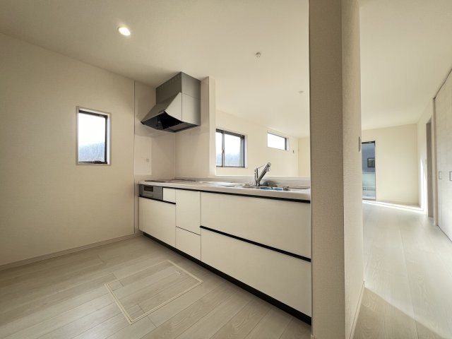 桜井市粟殿　第13期　のキッチン|ホワイトを基調とした対面式システムキッチン