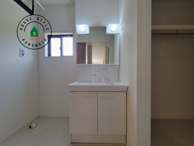 菊池市西寺第4-2棟（3号棟）　の内観：施工例|毎日使うものだから清潔な空間を保ちたい水回り。洗面にはそんな願いを解消させてくれる収納アイデアが満載です。三面鏡の裏側にはキャビネットが現れ小物から背の高い物まで収納できます。