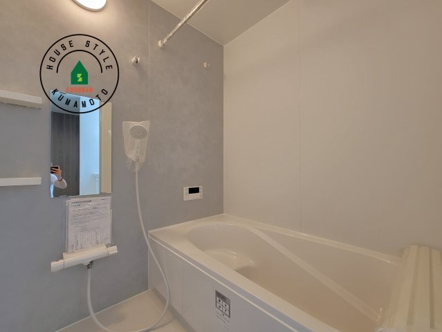 菊池市西寺第4-2棟（3号棟）　の内観：施工例|ウ窓もあるので換気も安心ですね。同社仕様。1日の疲れを癒してくれる広々バスルーム。雨の日のお洗濯にも大活躍な浴室乾燥機付です！