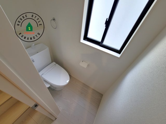 菊池市西寺第4-2棟（3号棟）　の内観：施工例|温水洗浄便座を完備しております。2ヶ所にトイレがあるのは朝の慌ただしい時間も安心です。