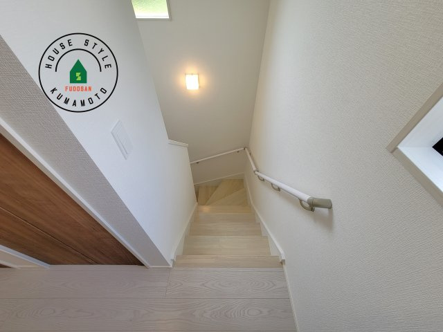 菊池市西寺第4-2棟（3号棟）　の内観：施工例|階段からも明るい光が入ります。採光や通風も階段の重要な役割です。