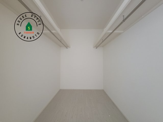 菊池市西寺第4-2棟（3号棟）　の内観：施工例|洋服や大きな荷物が多い方や人数の多いご家族などは、一般的なクローゼットよりもウォークインクローゼットのほうが使い勝手が良いです。