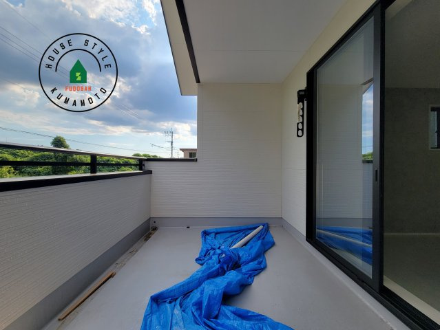 菊池市西寺第4-2棟（3号棟）　の外観：施工例|風をしっかりと感じられるバルコニーでは、毎日が洗濯日和です。広々としているので洗濯も楽しくなるでしょうし、気分転換にバルコニーからの眺めを楽しむのもいいでしょう。