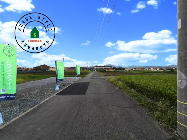 菊池市西寺第4-2棟（3号棟）　の前面道路含む現地写真|前面道路は閑静な住宅地をはしる車通りの少ない道路。お車の出し入れが苦手なママや小さなお子様にも安心ですね。しっかり舗装もされているので、ベビーカーや自転車で通っても快適に通行できます。