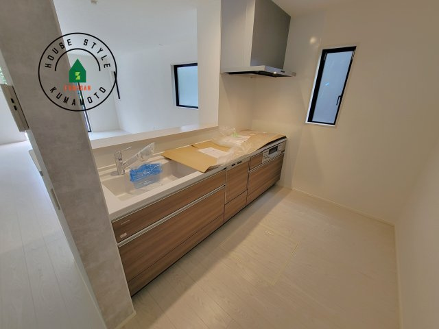 菊池市西寺第4-2棟（3号棟）　の内観：施工例|ご家族を近くに感じられる対面キッチンのLDK。会話もはずみそうですね。