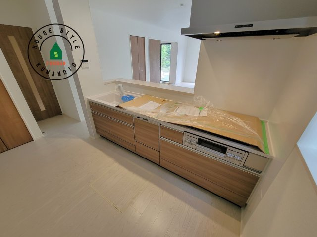 菊池市西寺第4-2棟（3号棟）　の内観：施工例|ダイニングテーブルへの配膳がラクラク、お料理はかどるカウンター付きシステムキッチン！