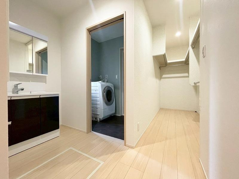 私市6丁目　中古一戸建ての脱衣所|ウォークインクローゼット付き
■物件内覧・資金計画相談・住宅ローン相談、リフォーム相談、お問合せ受付中■
※当日・翌日のご内覧、ご相談はお電話でのお問合せがスムーズです！