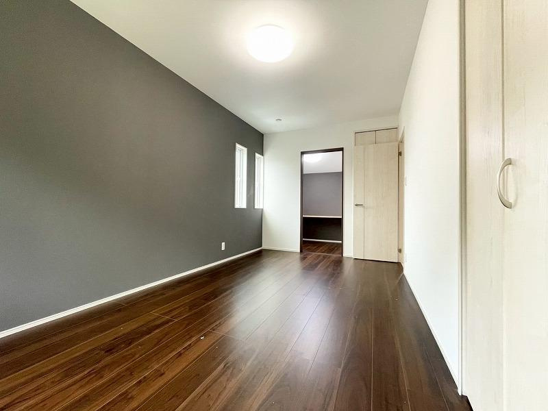 私市6丁目　中古一戸建ての寝室|洋室8.2帖
■物件内覧・資金計画相談・住宅ローン相談、リフォーム相談、お問合せ受付中■
※当日・翌日のご内覧、ご相談はお電話でのお問合せがスムーズです！