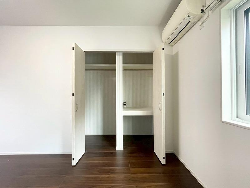 私市6丁目　中古一戸建ての収納|洋室のクローゼット
■物件内覧・資金計画相談・住宅ローン相談、リフォーム相談、お問合せ受付中■
※当日・翌日のご内覧、ご相談はお電話でのお問合せがスムーズです！