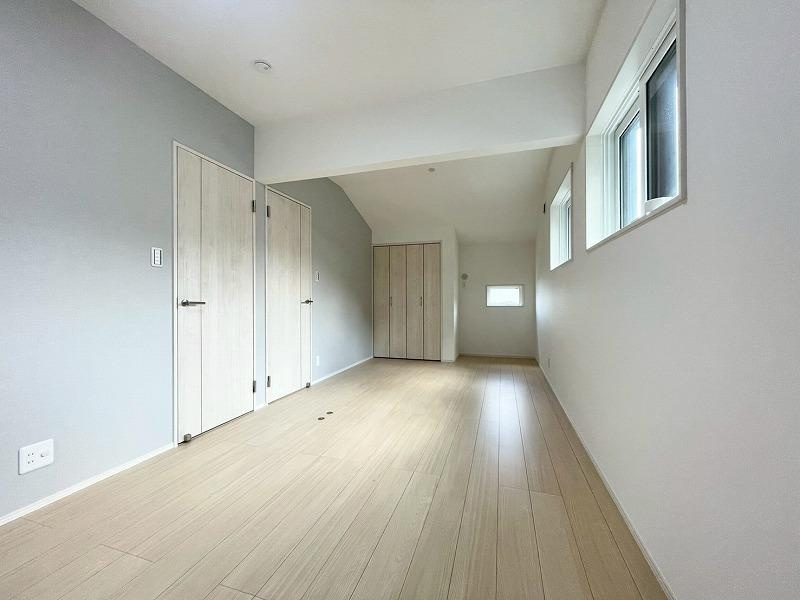 私市6丁目　中古一戸建ての子供部屋|洋室10.0帖　2ドアなので2部屋として利用可能
■物件内覧・資金計画相談・住宅ローン相談、リフォーム相談、お問合せ受付中■
※当日・翌日のご内覧、ご相談はお電話でのお問合せがスムーズです！