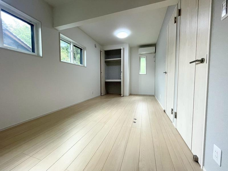 私市6丁目　中古一戸建ての内装|洋室10.0帖
■物件内覧・資金計画相談・住宅ローン相談、リフォーム相談、お問合せ受付中■
※当日・翌日のご内覧、ご相談はお電話でのお問合せがスムーズです！