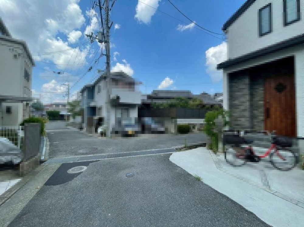 私市6丁目　中古一戸建ての前面道路含む現地写真|■物件内覧・資金計画相談・住宅ローン相談、リフォーム相談、お問合せ受付中■
※当日・翌日のご内覧、ご相談はお電話でのお問合せがスムーズです！