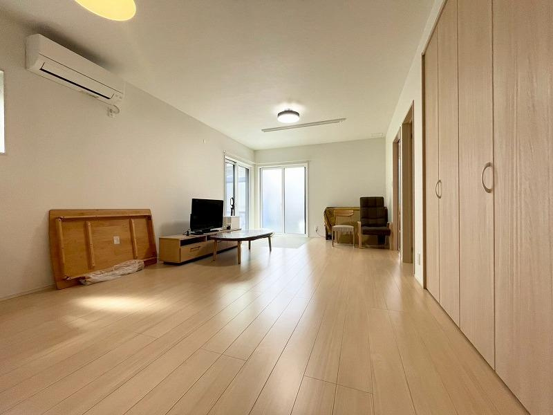 私市6丁目　中古一戸建ての居間・リビング|LDK18.7帖
■物件内覧・資金計画相談・住宅ローン相談、リフォーム相談、お問合せ受付中■
※当日・翌日のご内覧、ご相談はお電話でのお問合せがスムーズです！