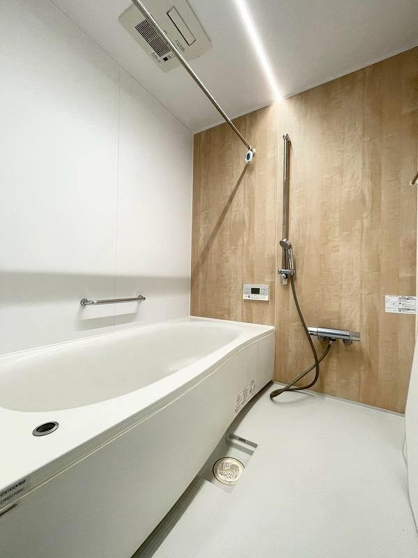 私市6丁目　中古一戸建ての浴室|ユニットバス　浴室換気乾燥暖房機付き
■物件内覧・資金計画相談・住宅ローン相談、リフォーム相談、お問合せ受付中■
※当日・翌日のご内覧、ご相談はお電話でのお問合せがスムーズです！