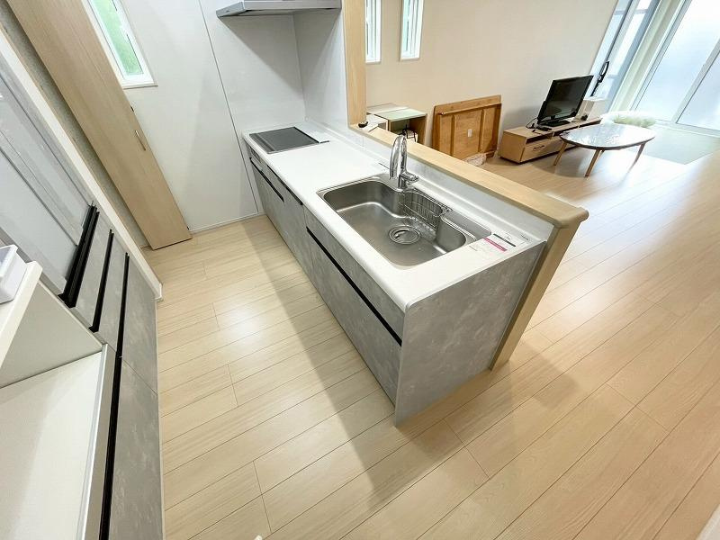 私市6丁目　中古一戸建てのキッチン|システムキッチン　食器洗い乾燥機付き
■物件内覧・資金計画相談・住宅ローン相談、リフォーム相談、お問合せ受付中■
※当日・翌日のご内覧、ご相談はお電話でのお問合せがスムーズです！