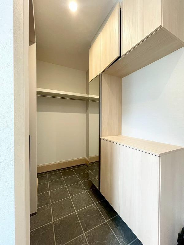 私市6丁目　中古一戸建ての収納|玄関収納
■物件内覧・資金計画相談・住宅ローン相談、リフォーム相談、お問合せ受付中■
※当日・翌日のご内覧、ご相談はお電話でのお問合せがスムーズです！