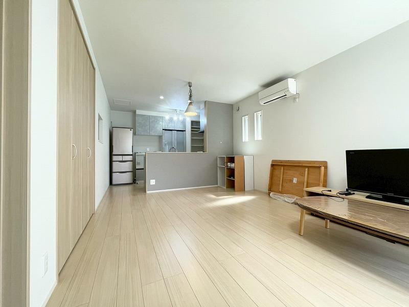 私市6丁目　中古一戸建ての居間・リビング|LDK18.7帖
■物件内覧・資金計画相談・住宅ローン相談、リフォーム相談、お問合せ受付中■
※当日・翌日のご内覧、ご相談はお電話でのお問合せがスムーズです！