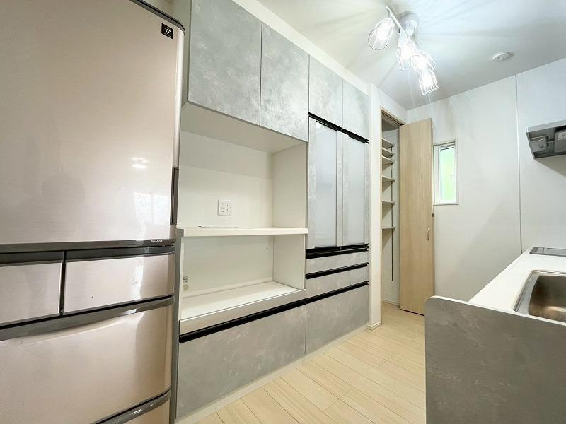 私市6丁目　中古一戸建てのキッチン|カップボード
■物件内覧・資金計画相談・住宅ローン相談、リフォーム相談、お問合せ受付中■
※当日・翌日のご内覧、ご相談はお電話でのお問合せがスムーズです！