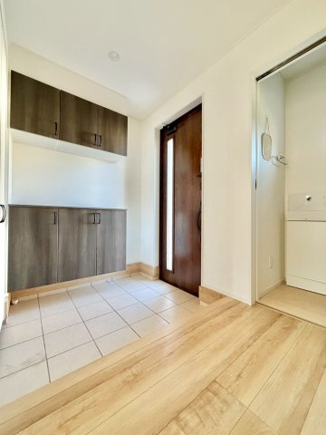 野田市桜の里　中古売戸建の洋室|玄関スペースも広く取れています