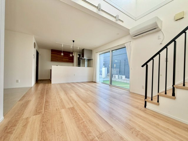 野田市桜の里　中古売戸建の居間・リビング|和室部分とつながっていて、子供の遊びスペースも確保できます。