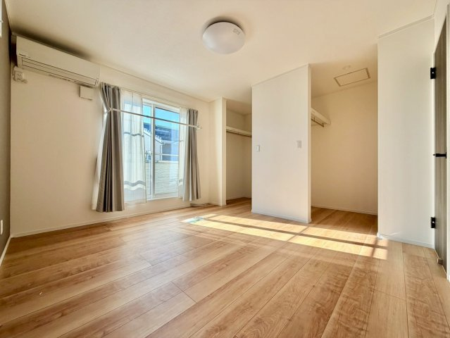 野田市桜の里　中古売戸建の洋室|寝室はウォークインクローゼット2つで収納力豊富です