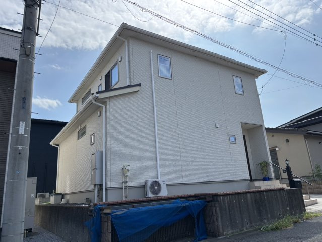 野田市桜の里　中古売戸建の外観|基礎が高く作られています。