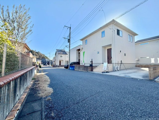 野田市桜の里　中古売戸建の前面道路含む現地写真|6ｍを超える接道で、駐車も楽々