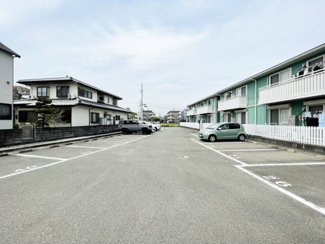 リヴェール E棟の駐車場
