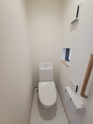  | 鈴蘭台南町６丁目　新築戸建 | 1階　トイレ　換気扇や手すり、ペーパーホルダーもついています。
